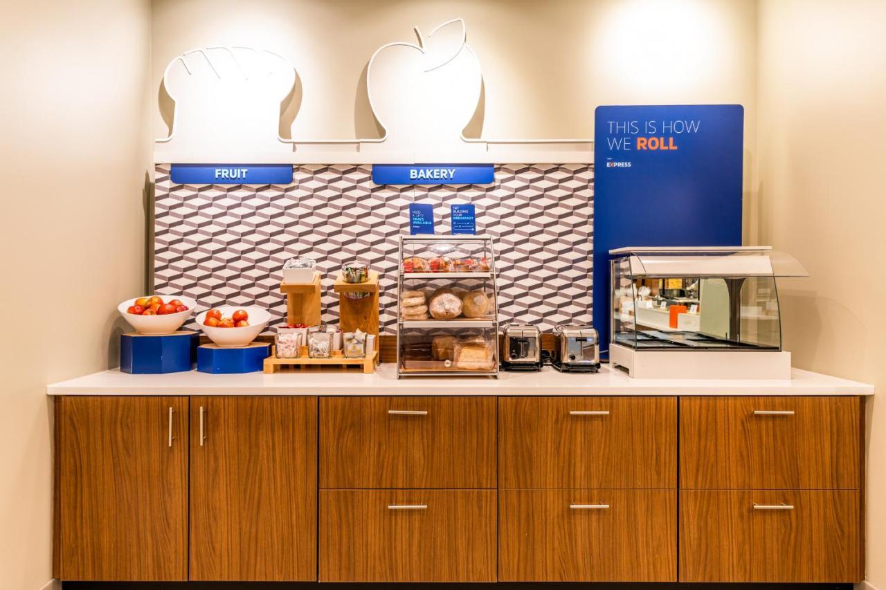 Holiday Inn Express & Suites Charlottesville By Ihg Dış mekan fotoğraf